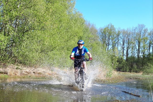 Lekker spatteren door het water in de genie put